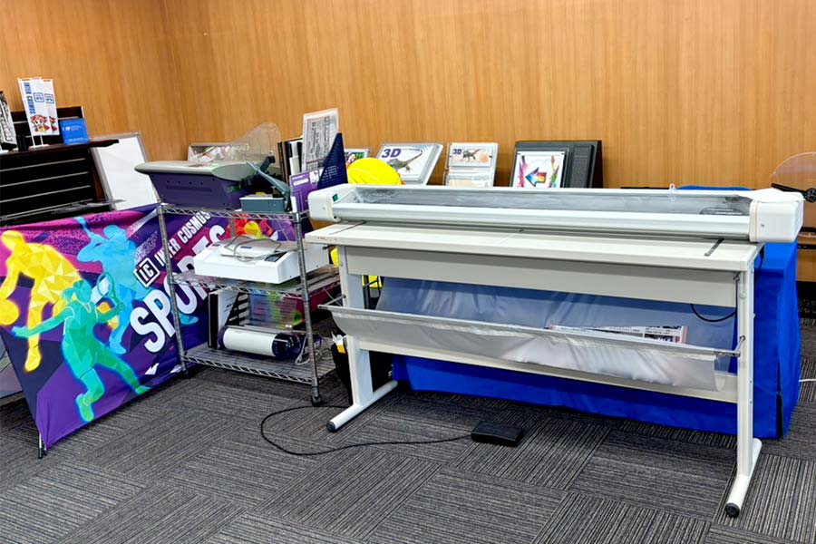 製本機やオートカッターの展示
