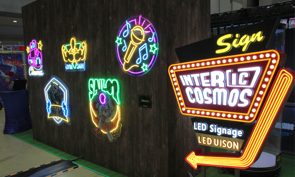 LEDネオン看板の置き型と壁掛け型