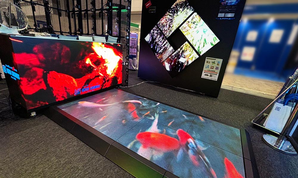 様々なLEDビジョンやサイネージが並ぶ展示会ブース