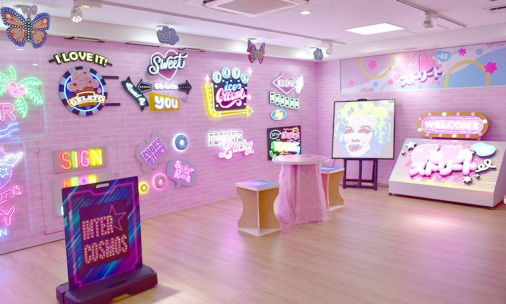 2階:リニューアルした流行LEDサイン満載のFUWAFUWAストリート
