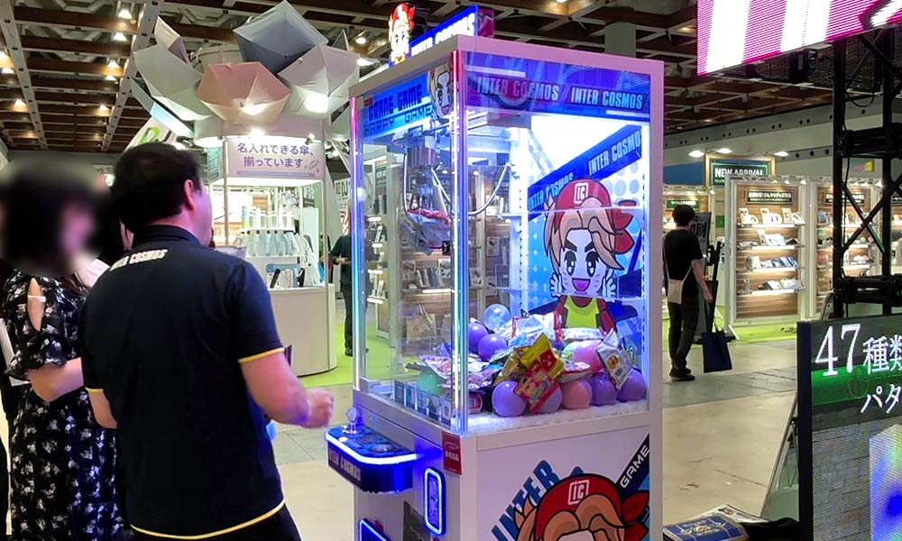 オリジナルデザインクレーンゲームで景品のお菓子をGET