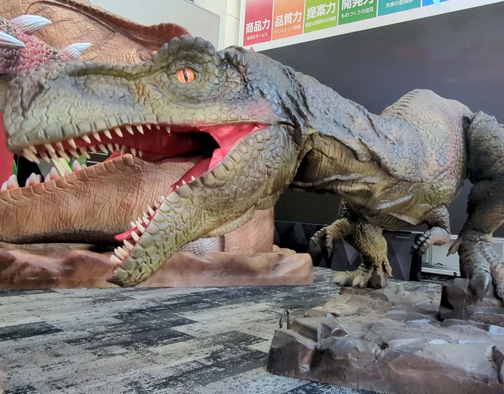 巨大な動くティラノサウルスロボット