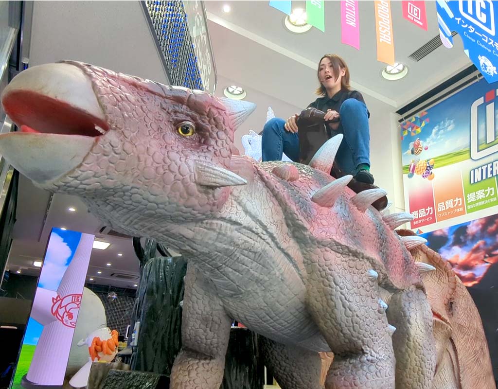 背中に乗れるアンキロサウルスロボットアトラクション