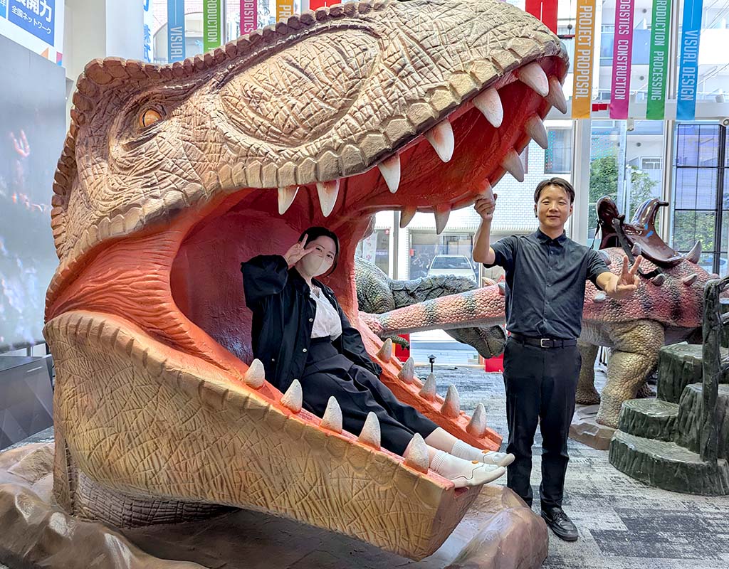 巨大ティラノサウルスの口の中で写真が撮れるフォトスポットオブジェ