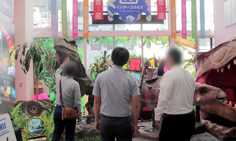 1階：大迫力の恐竜に実際に触れられるショールーム