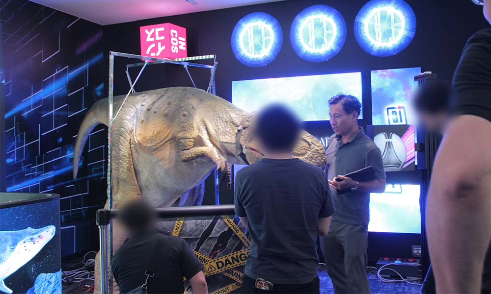 1階：恐竜着ぐるみディノアクター