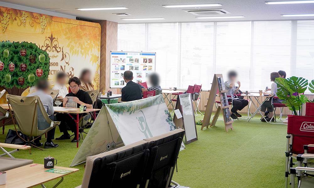 4階：開放的な商談スペース