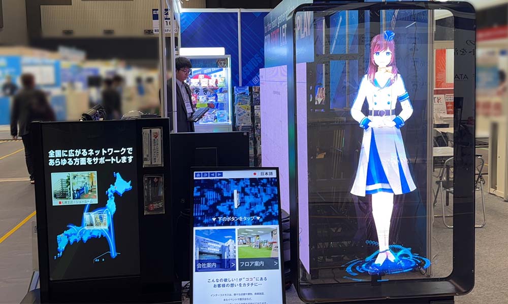 目を引く新型のデジタルサイネージ