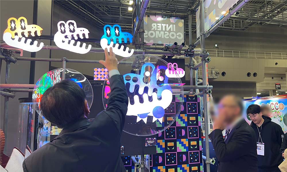 映像が空中浮遊するZANZOに目が釘づけ