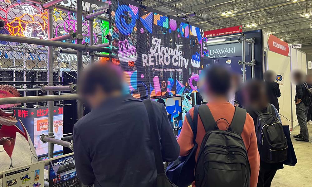 ブース外側も特徴的なデジタルサイネージがいっぱい