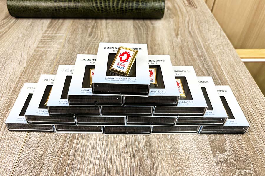 大阪・関西万博ロゴ入りの特別ピンバッジ