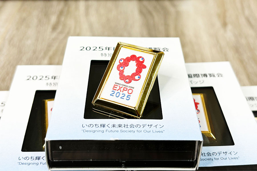 大阪・関西万博ロゴ入りの特別ピンバッジアップ