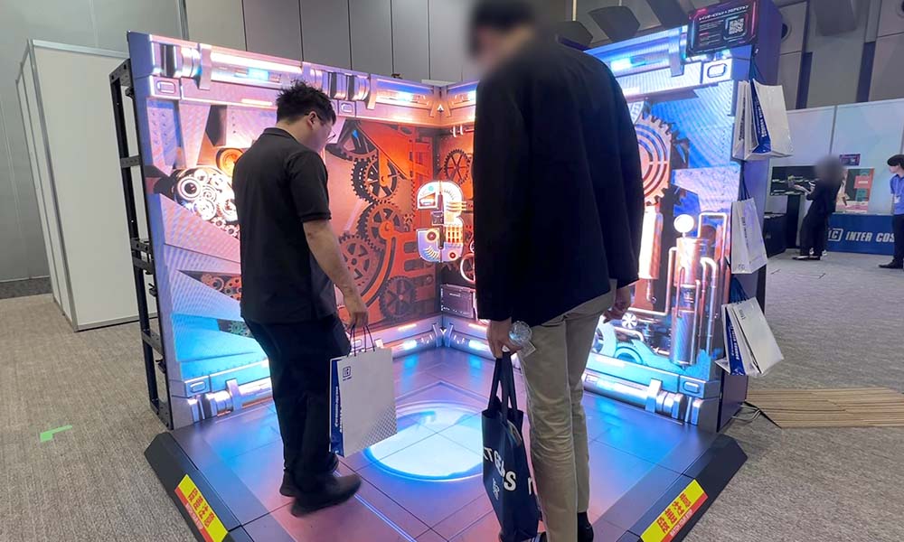 壁面ビジョンと乗れるフロアビジョンを組み合わせた錯視3D
