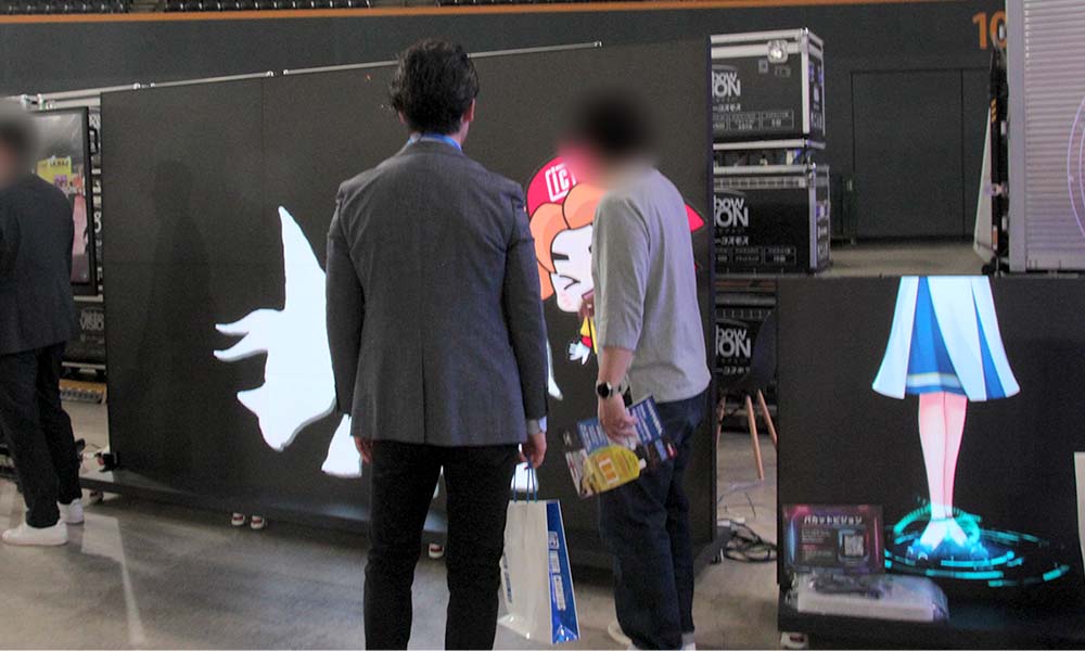 画面に触るとキャラが出現するインコスタッチ