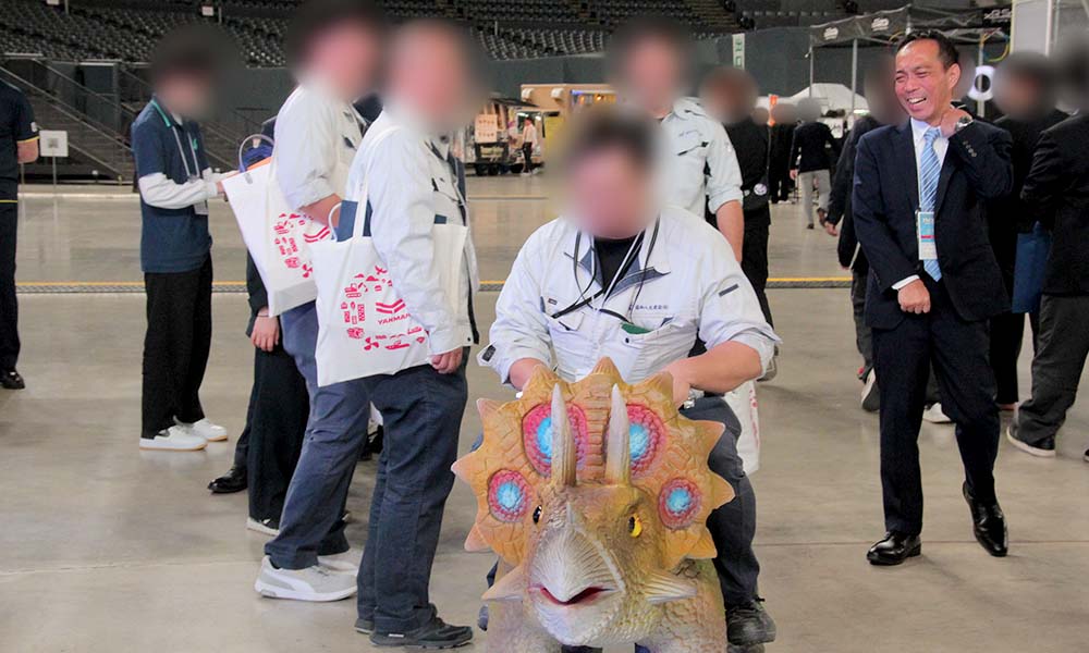恐竜カートに乗ると、思わず皆様笑顔になります