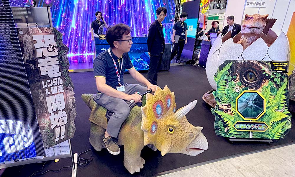 ディノカート トリケラトプスの背中に乗って進む様子