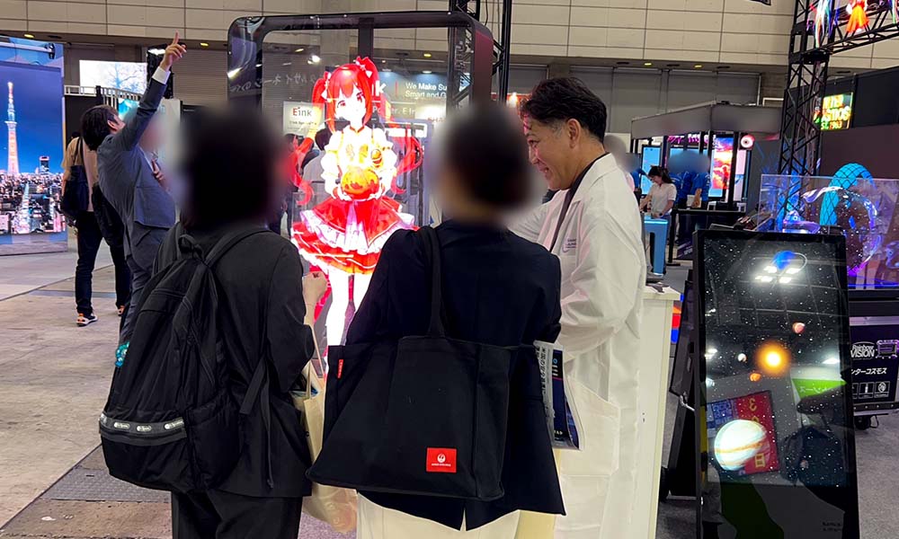 杖を選んでかざすと、ホログラムサイネージZANZO LIVE+に惑星アイドルキャラが現れ占ってくれる